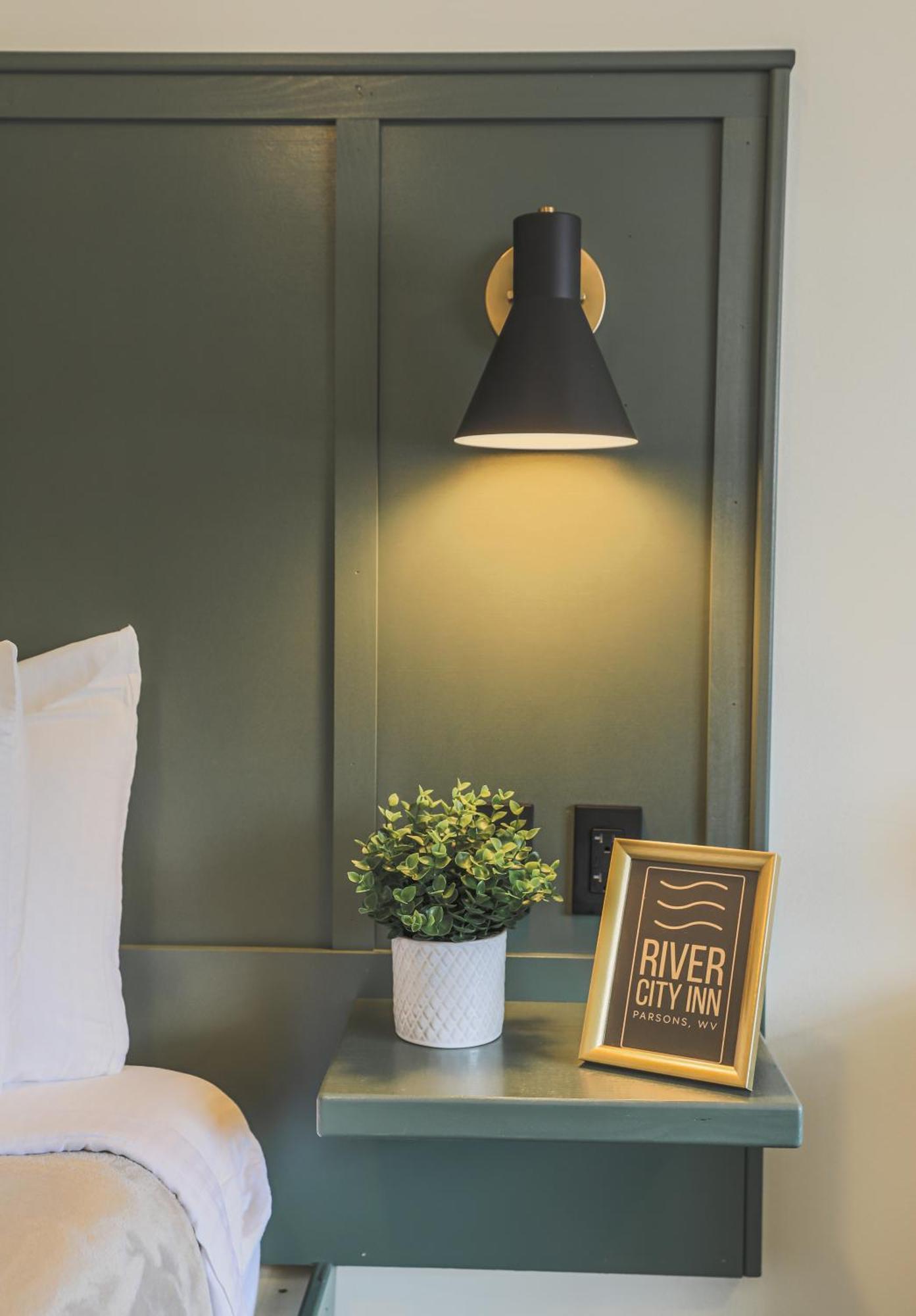 River City Inn Parsons Экстерьер фото